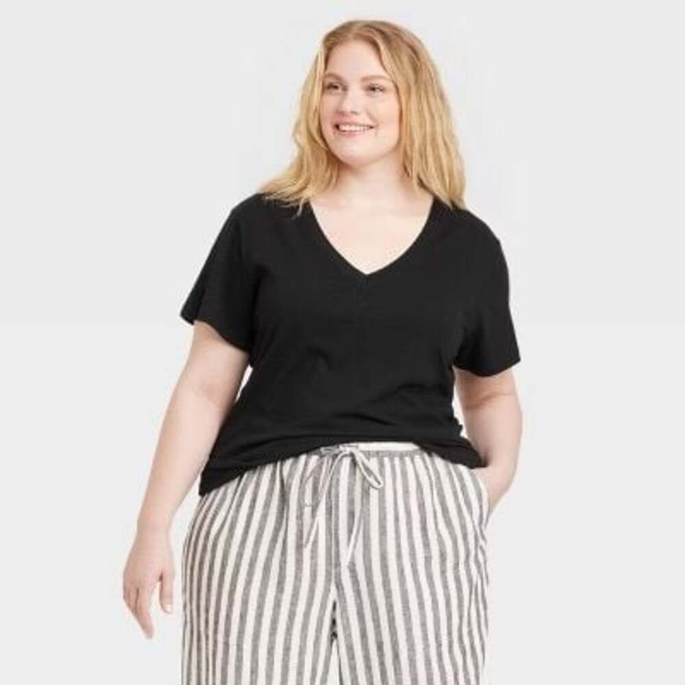 Universal Thread Women's Black V-Neck T-Shirt XXL
